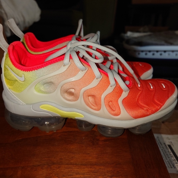Nike Air vapormax plus size 5 woman's running shoes. Reverse sunset color way - Picture 3 of 13